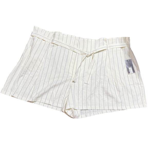 NWT Ivory and black paperbag style shorts with belt and pockets - women's 30W - Picture 2 of 7
